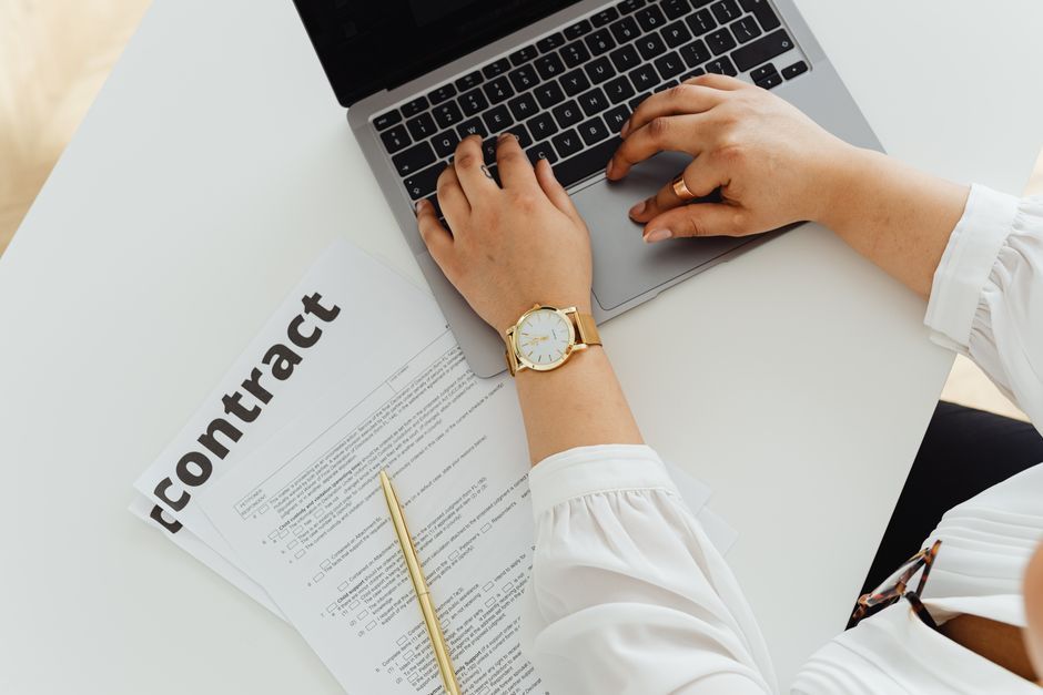 Contrat freelance : 7 clauses pièges à négocier en 2026