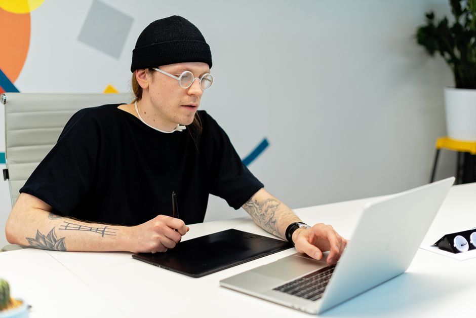 Freelance pro : posture premium et tarifs qui suivent